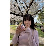 東雲うみ、春色コーデできわだつ曲線美！お花見満喫ショット投稿