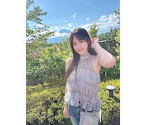 霧島 聖子、華やかな夏コーデと爽やかな笑顔でファン魅了