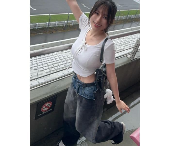 藤原ナミ、ワイドデニムがおしゃれなコーデでオフ満喫