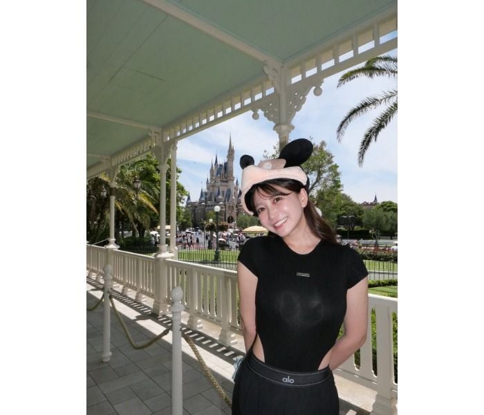 星玲奈、カットアウトトップスを取り入れたヘルシーな肌見せコーデでディズニー満喫