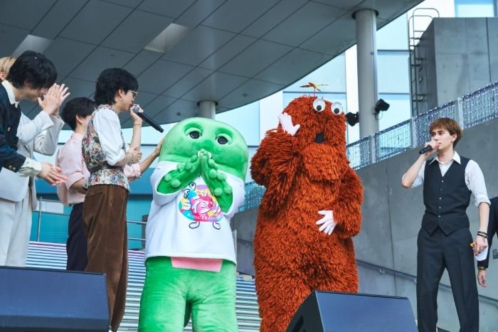 SUPER★DRAGON、ガチャピン・ムックと11人でコラボ！「After the summer night」を披露