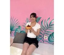 野口 結夢、フレッシュな魅力が抜群！モノトーンコーデで「可愛すぎるアサイーボウル」とツーショット！