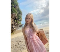 「海で出会ったら、声かけてくれる？」ジェマ・ルイーズ、色白美肌×ビーチワンピでファン魅了
