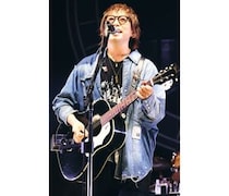 高橋優、デビュー15周年ツアー全31公演を完走！日本武道館で新曲「鐘の音が聴こえるか」初披露