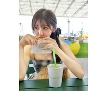 白戸ゆめの、ギンガムチェックワンピースでアウトドア満喫！