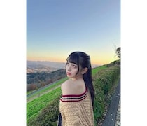 なっちー、オフショルの肌見せが刺さる！！美肩が際立つニットで破壊力抜群！