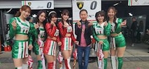 ドクタープチ医院 江南店・ヤン理事、SUPER GT最終戦を視察。レースアンバサダー・上運天美聖と朝比奈果歩との2ショットも披露！