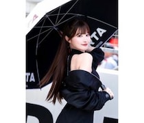佐々木美乃里、さらさらロングヘア×ブラックのミニ丈コスで最高のショット！