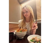 ジェマ・ルイーズ「今日はすっぴんでカツ丼」ファン歓喜の声「あり得ん可愛さ」
