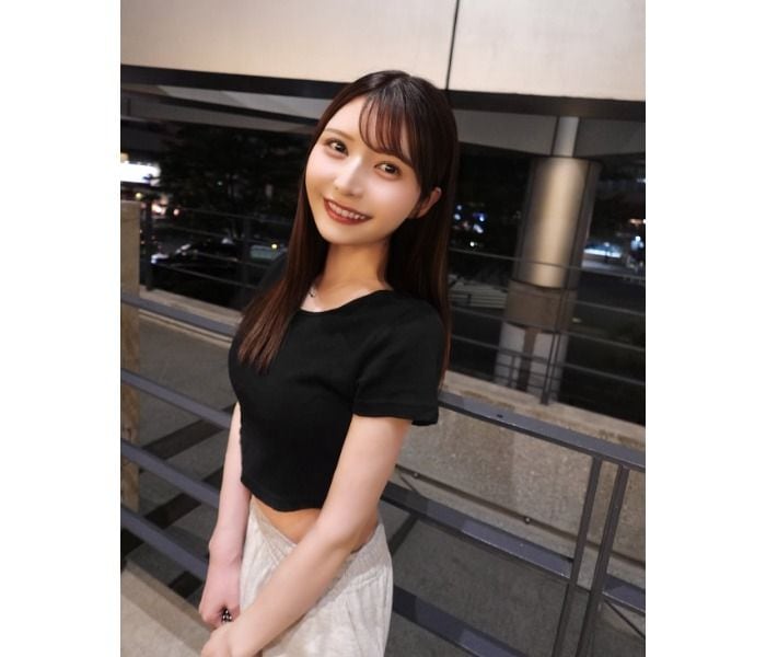 秦はるか、美くびれチラ見せ！のシンプルコーデにファン「スウェットコーデ珍しい！！！」