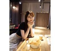 秦はるか、お腹チラ見せ！大人カジュアルなコーデでかき氷を堪能！