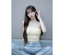 花乃衣 美優、淡いイエローのベアトップにデニムを合わせたコーデを披露