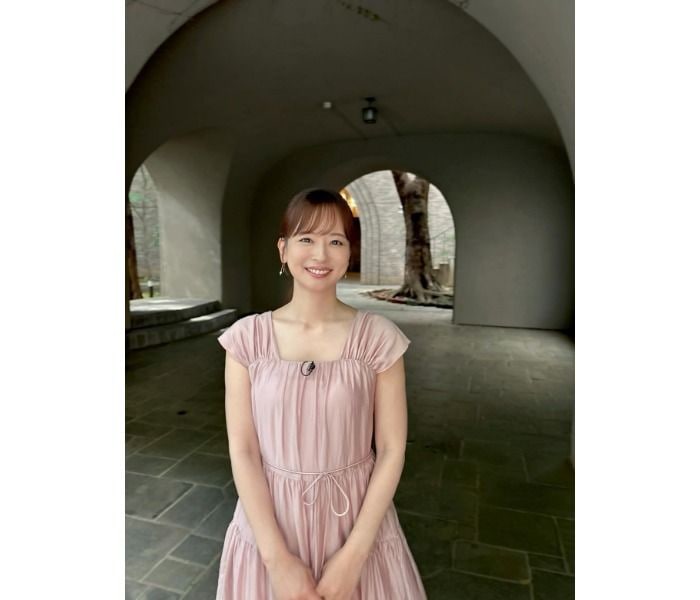 皆藤 愛子「実は左手に…」美デコルテあらわな衣装で意味深コメント！