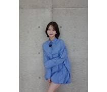 「ハイソックスかわいい」新谷姫加、超ミニ丈の青シャツで爽やかにキメる！