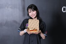 AKB48佐藤綺星、千葉ロッテとコラボ！限定グッズ＆「てりたまホットドッグ」が登場