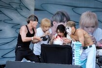 【ライブレポート】ゴールデンボンバー、「撮ってくれ〜！」撮影に動画、かき氷なんでもアリの大暴れ！＜LuckyFes’26＞