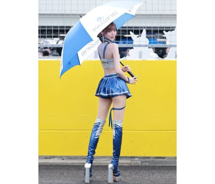 林れむ、脚長スタイルで魅せる全身コスチューム姿に釘付け！