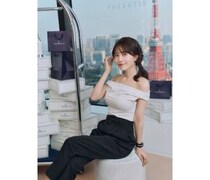 新田さちか、大人の曲線美きわだつモノトーンコーデ披露
