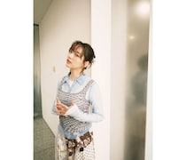 のん、アップヘアで魅せるレイヤードコーデに反響！「最高にステキなオフショットなのん」「のんさんのことが好きです」