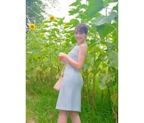 「美人」「素敵な笑顔に癒されます」佐々木沙羅アナウンサー、ひまわり背景に夏満喫！