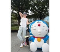 穂川果音、スポーティコーデでアクティブに！！ドラえもんとの２ショット公開