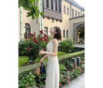 あらた唯、絵になる上品ワンピ×薔薇ショット投稿！ファン絶賛「場に似合う」「かわいい！」
