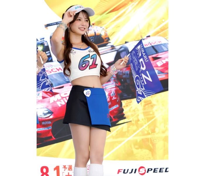立華 理莉、小顔強調のレーシングコスチュームで魅了！！