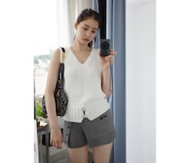 新木優子、Vネックニットベストにグレーのショートパンツがおしゃれな私服公開！