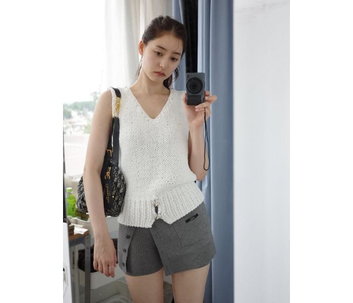 新木優子、Vネックニットベストにグレーのショートパンツがおしゃれな私服公開！