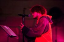 Vaundy、約45万人視聴の生配信で「かげろう」ライブ初披露！24日にMV公開