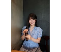 ちとせ よしの、パフスリーブと繊細な透け感が映える上品なフェミニンコーデで「お久しぶりのプライベート」を満喫！