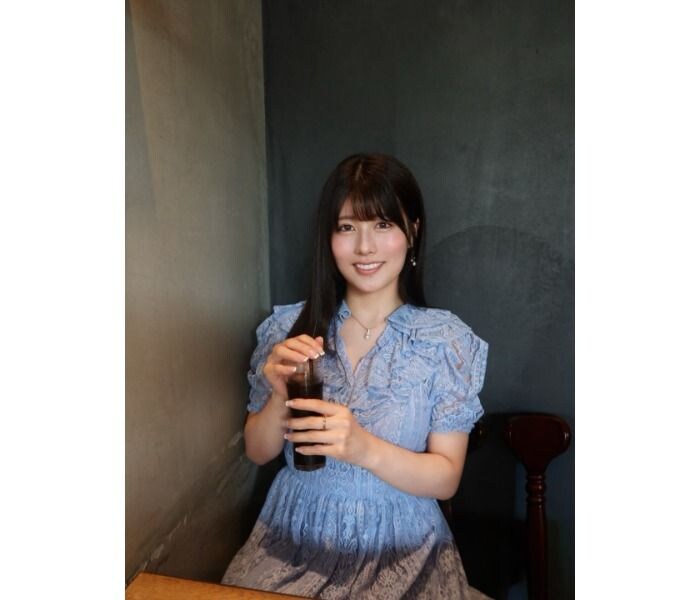 ちとせ よしの、パフスリーブと繊細な透け感が映える上品なフェミニンコーデで「お久しぶりのプライベート」を満喫!