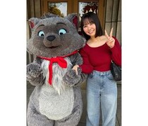 本郷柚巴、ニットコーデで「幸せ」噛み締める屋外ショットが話題に！