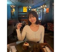 本郷柚巴、きれいめカジュアルファッションで舌鼓！「まったり時間」にご満悦