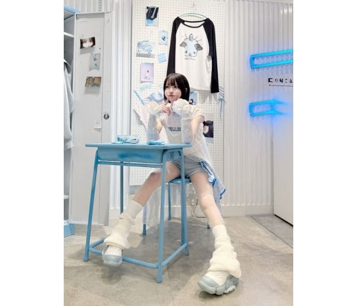 あの、華奢な色白美脚があらわに！爽やかブルーコーデを公開