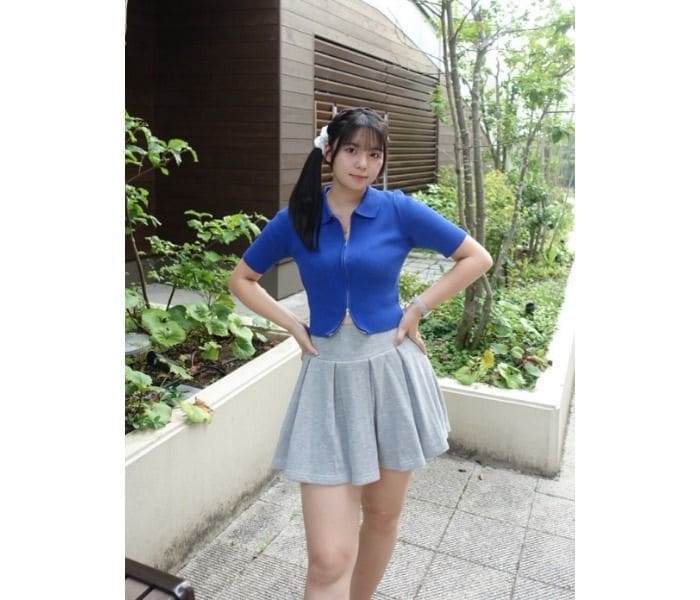 松島かのん、鮮やかカラーの青色トップスでフレッシュさ爆発！
