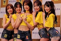 【動画】さかいゆりや、赤城ありさら5名、美脚あらわなミニ丈デニム衣装で3代目シントトロイデンガールズに就任＜にしたんクリニック3代目シントトロイデンガールズ発表会＞