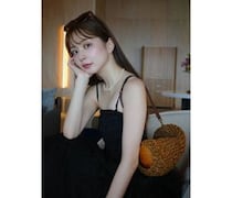 沖田愛加、大人のブラックワンピから色白美肌がチラリ