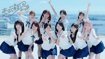 ＝LOVE、新曲「恋、はじめました。」MV公開！白いゴスロリ部隊に扮し恋の予感を描く