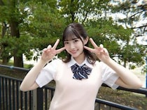 小浜桃奈、透明感あふれる制服のショット公開！清楚感あふれ可愛すぎると反響。