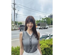 岸明日香、シンプルカラーのコーデ×ぱっつん前髪が美しすぎる！「いつも可憐」の声