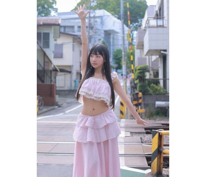 韓国グラドル・ピョ・ウンジの大人びた表情にドキッ！「最も美しい女の子」「この上なく美しい」フリルが映えるガーリーコーデを披露