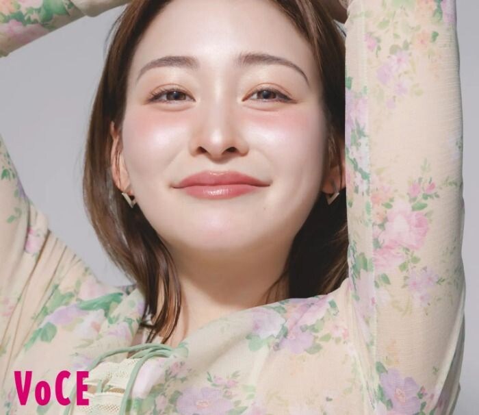 岩田絵里奈、憧れのイガリシノブによる3つのメイクに挑戦！「VOCE」10月号に登場