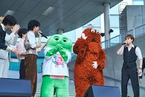 SUPER★DRAGON、ガチャピン・ムックと11人でコラボ！「After the summer night」を披露