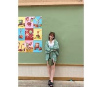 川栄李奈、グリーンのストライプセットアップでタイへ！ショートパンツ姿でスラリと伸びる美脚を披露