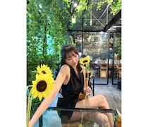 緒方咲、ブラックのノースリーブトップスから美脚を披露！「綺麗」「デートしたい」