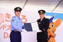 舘ひろし、石原プロゆかりの調布に凱旋！一日警察署長として特殊詐欺防止を呼びかけ