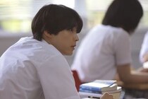 松村北斗×岡崎紗絵、25年の片想いが動き出す！「告白－25年目の秘密－」放送開始