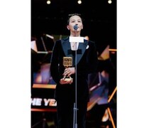 G-DRAGON、VISA ARTIST OF THE YEARに輝く！ 「MAMA 30周年に、私が愛するチョウ・ユンファさんから賞をいただけて光栄」＜2025 MAMA AWARDS＞