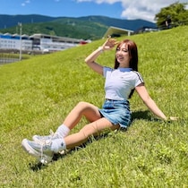 スラリ美脚が眩しい！城戸ひなの、夏らしいスポーティコーデで生脚披露！